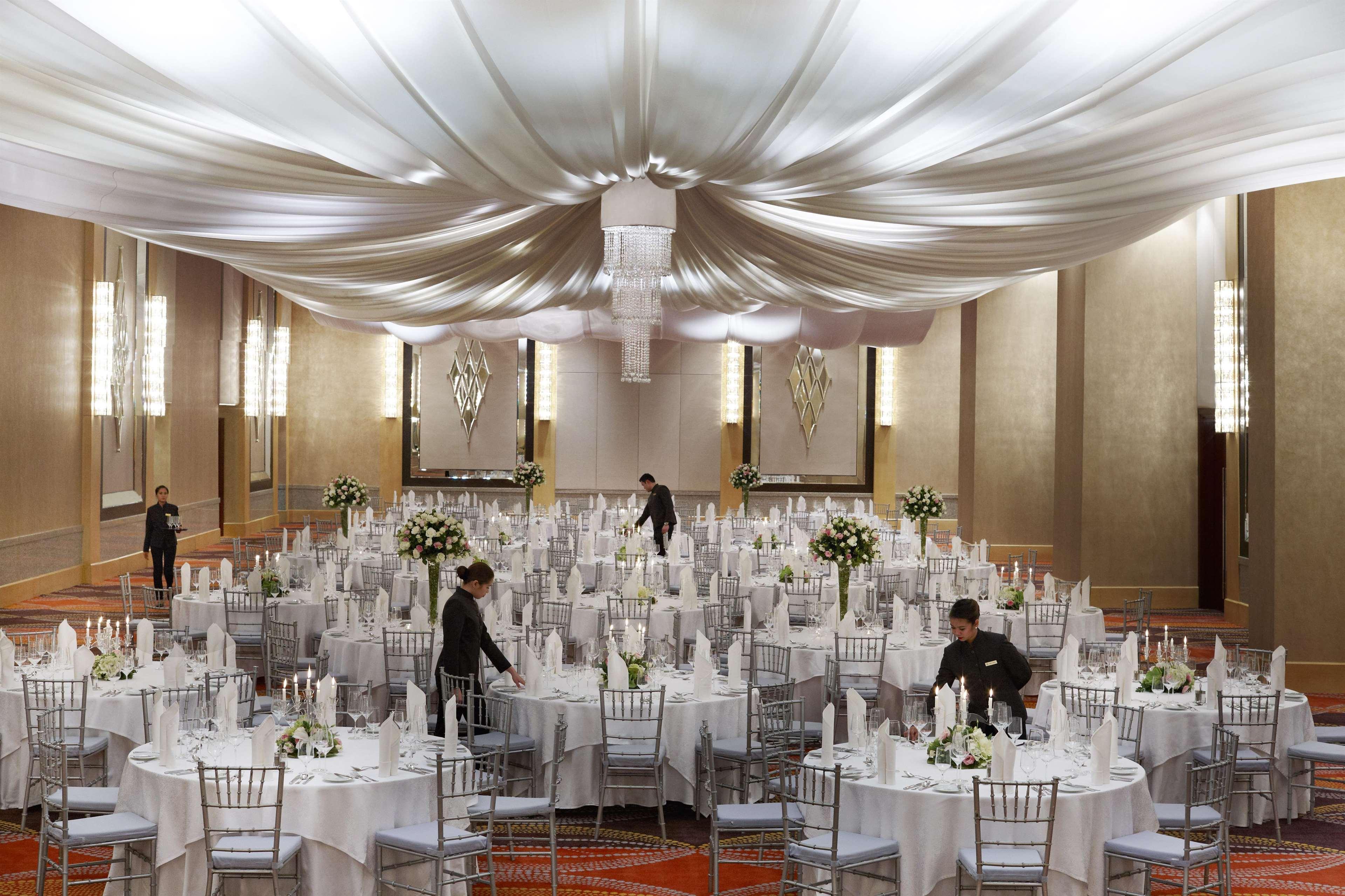 Raffles Makati Hotel Makati City Exterior photo