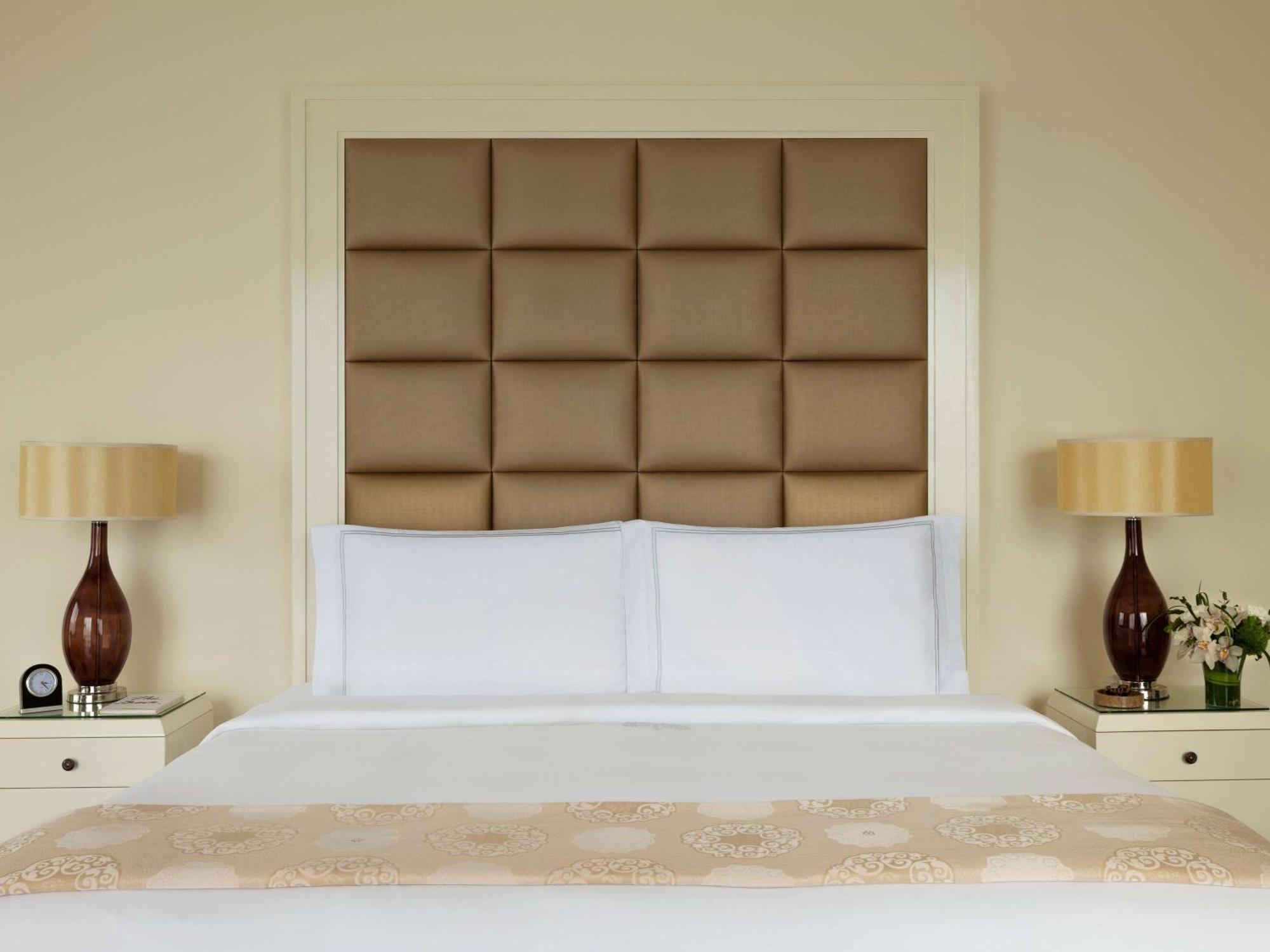 Raffles Makati Hotel Makati City Exterior photo